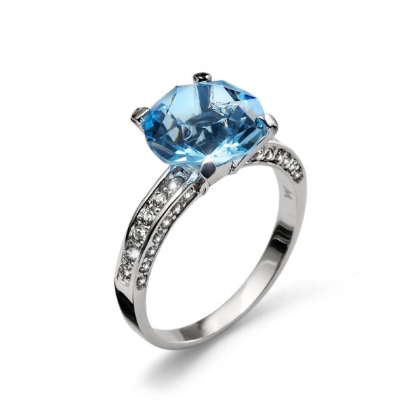 zásnubní prsten z bižuterie s modrým dominantním swarovski krystalem