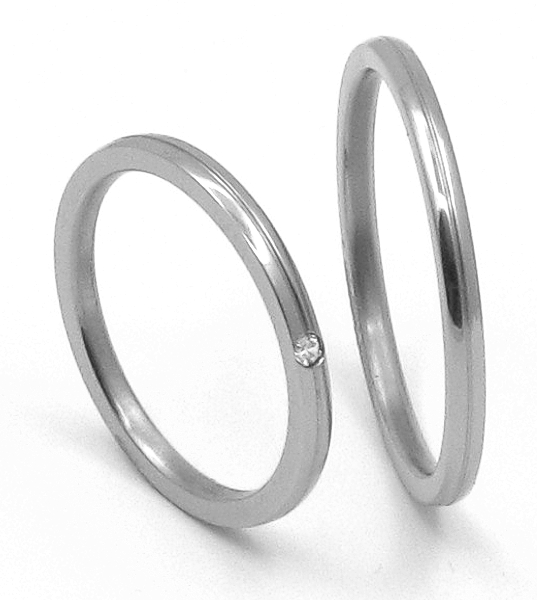 titanové snubní prsteny s jednim zirkonem a drazkou uprostred